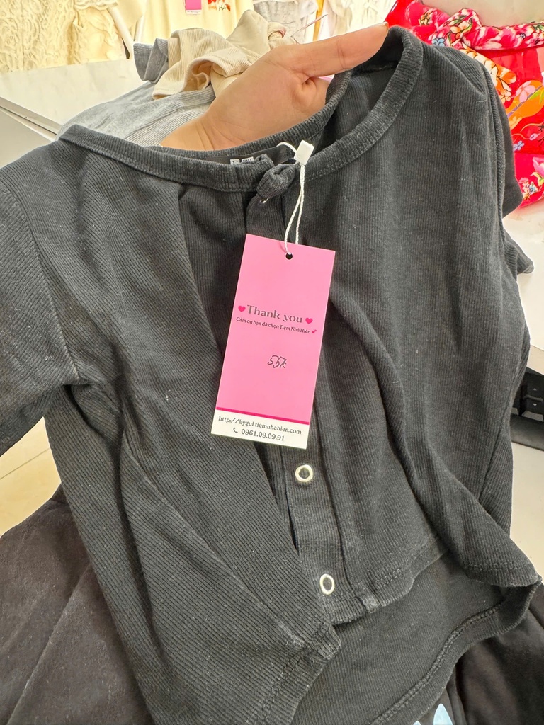 ÁO PHÔNG ĐEN CÚC BẤM NTMTHUY