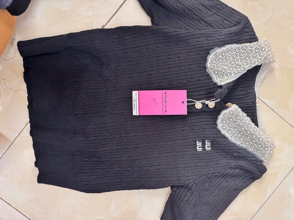 ÁO PHÔNG ĐEN MIUMIU CÓ CỔ HTTHAO