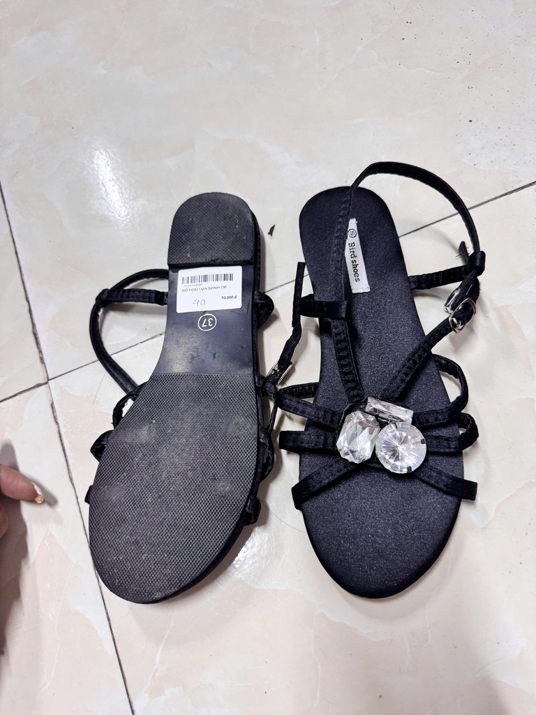 DÉP ĐEN ĐÍNH ĐÁ QTTRANG