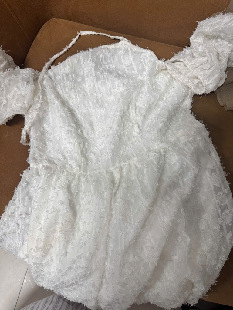 VÁY TRẮNG CỔ YẾM TRAMY