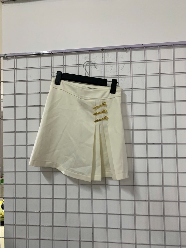 chân váy trắng đính khuy vàng 