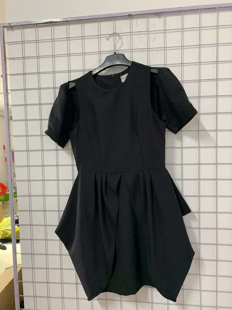 váy đen khoét vai tay cộc