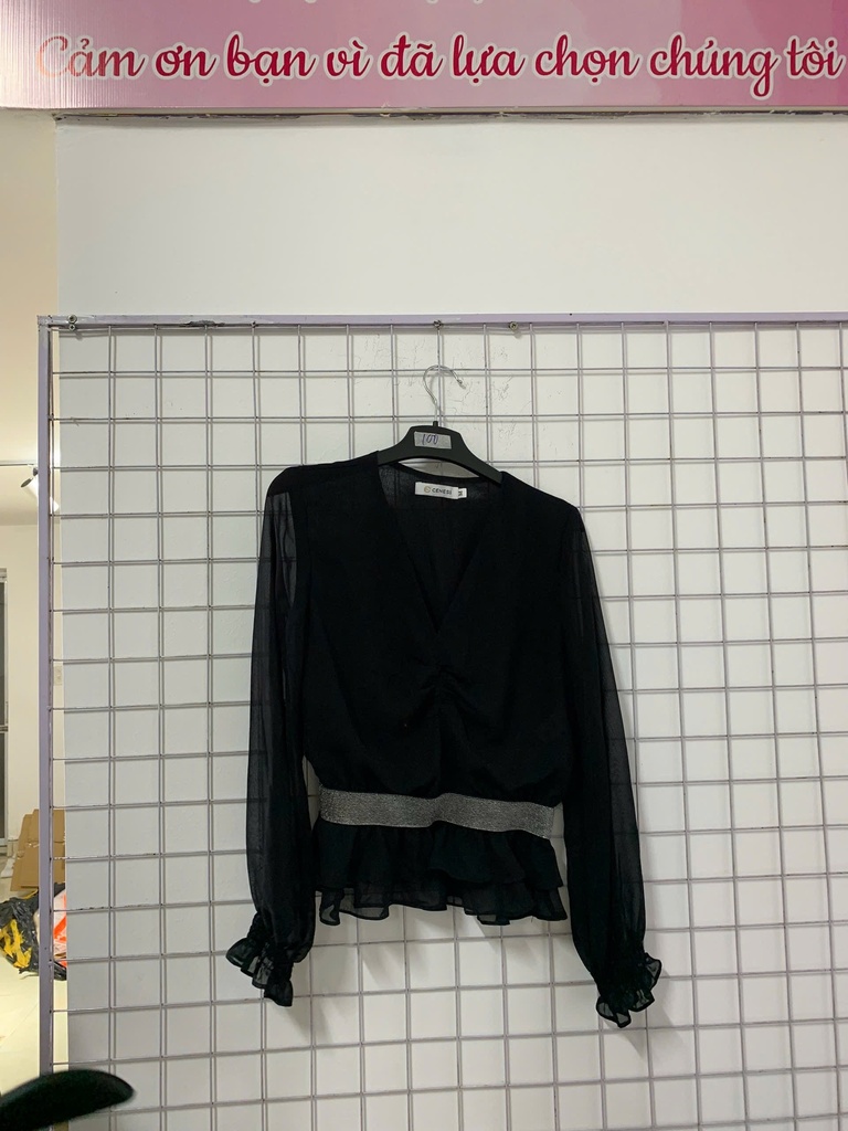 áo đen voan tay dài cổ tim đai bạc