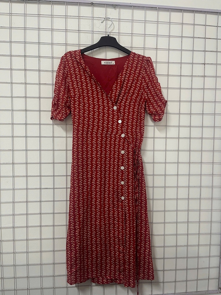 váy đỏ hoạ tiết lá cổ tim