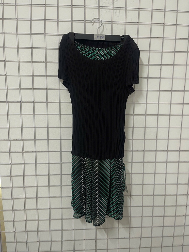 set áo đen quần xanh kẻ sọc 