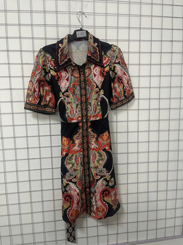 váy đen thổ cẩm cổ đính đá