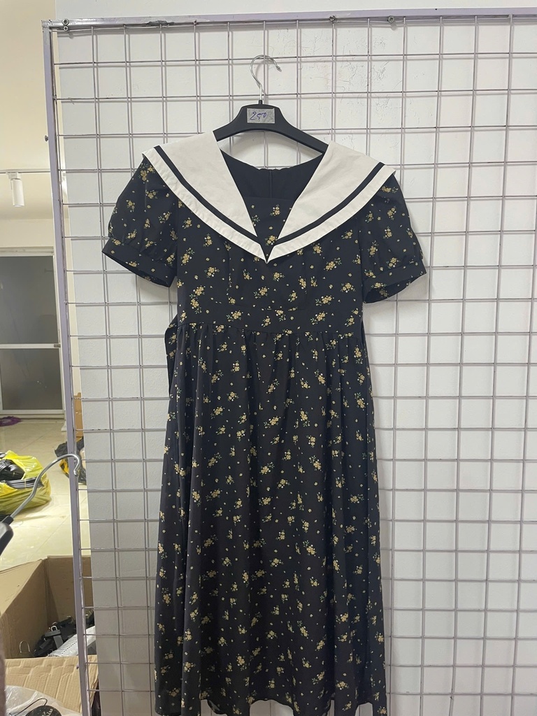 váy đen hoa vàng cổ trắng