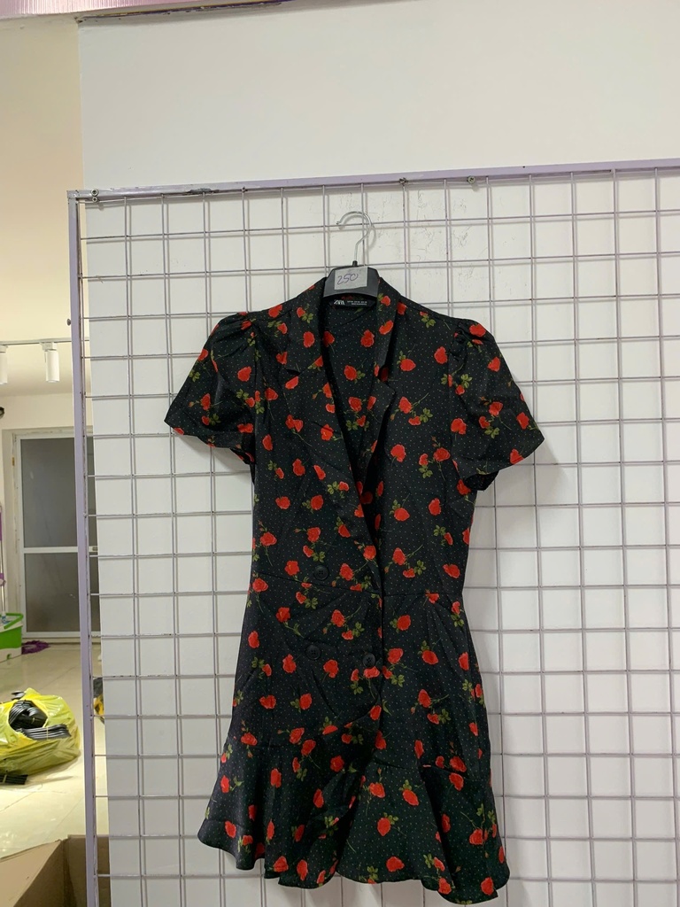 váy đen hoa đỏ cổ chữ V