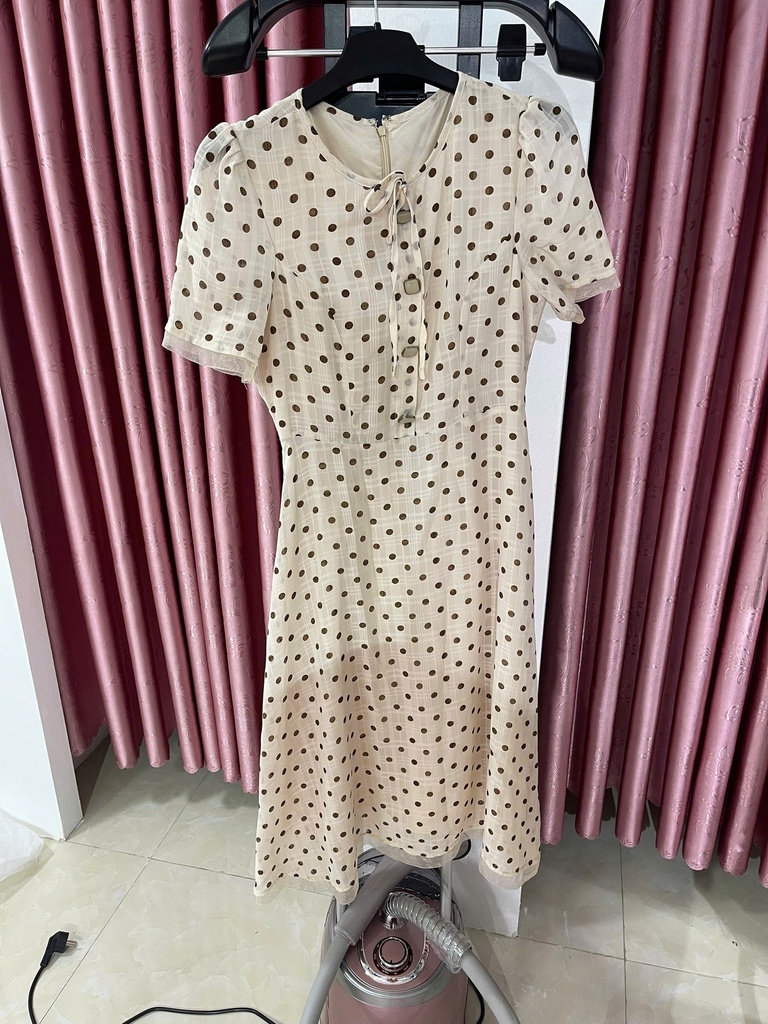 váy chấm bi kem