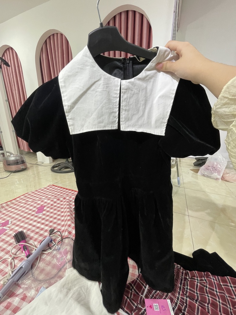 váy nhung đen tay bồng cổ trắng 