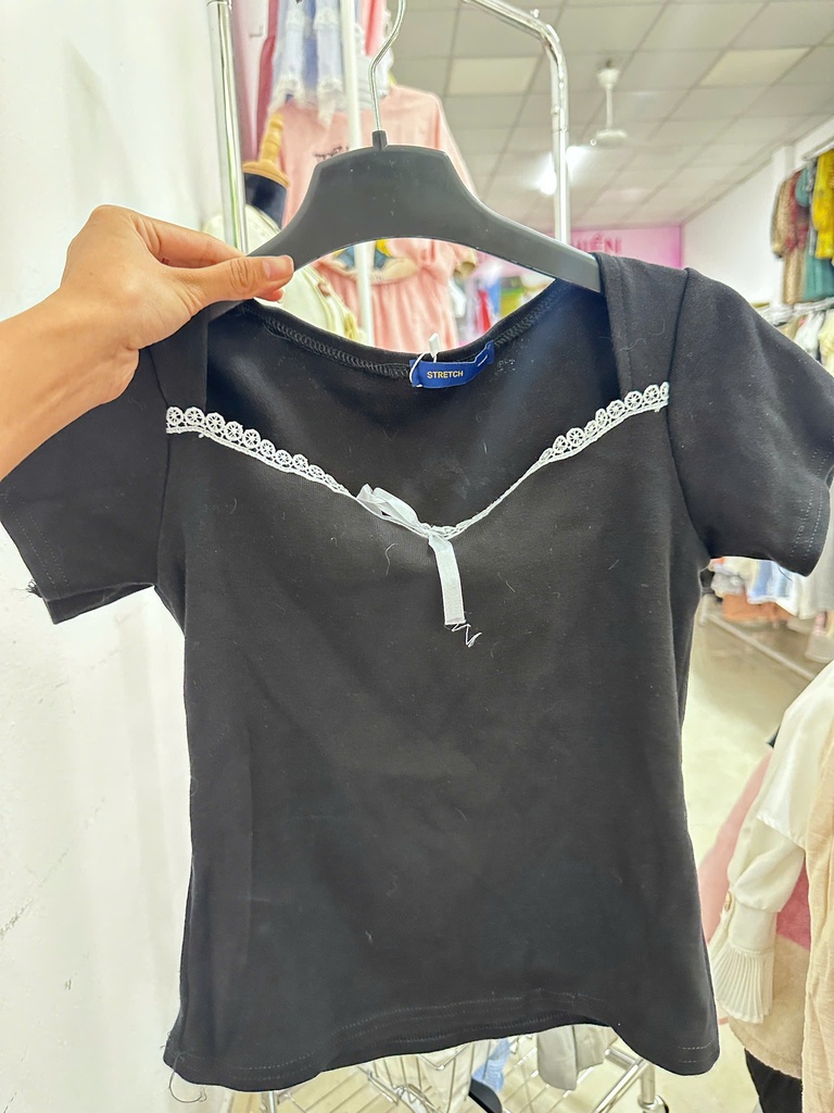 áo crt đen cổ vuông