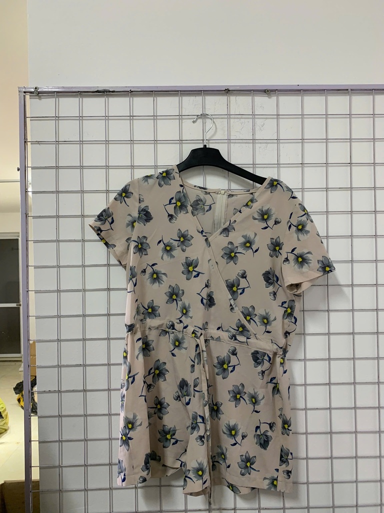 váy be hoa xanh cổ tim liền quần 