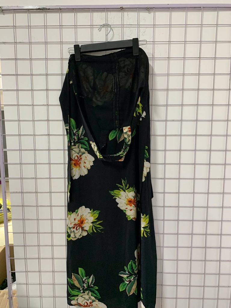 váy đen cổ yếm họa tiết hoa 