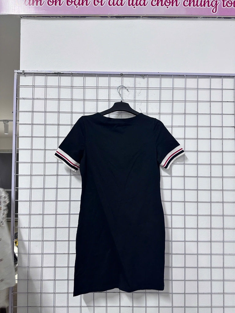 váy suông đen cổ tròn sọc đen đỏ 