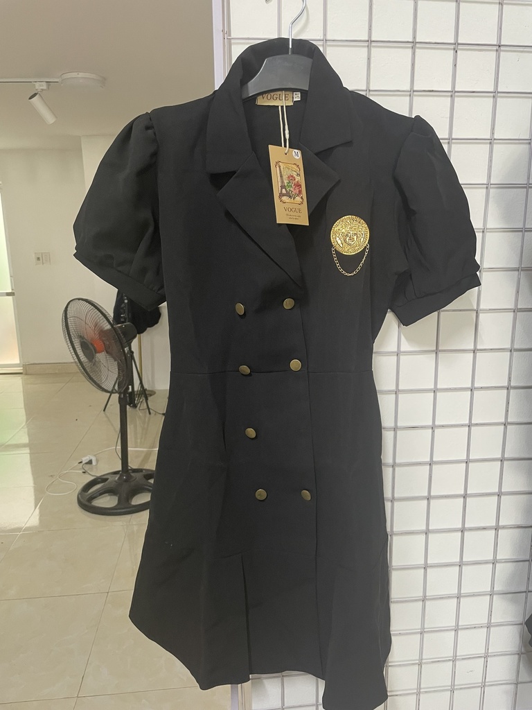 váy đen tay bồng logo vàng 