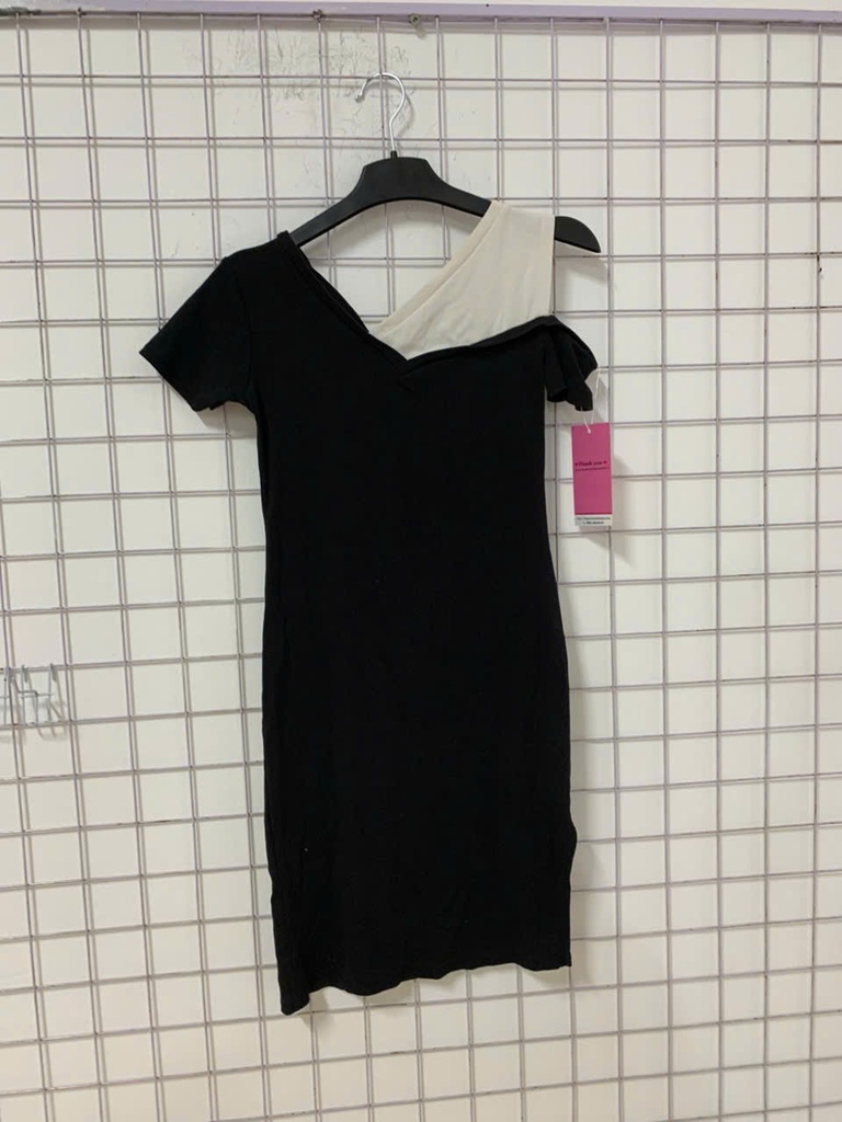 váy đen dây vai trắng 