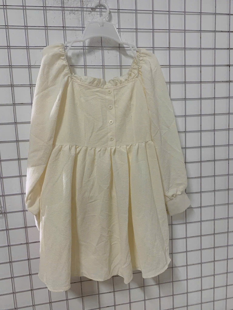 váy trắng cổ vuông tay dài 