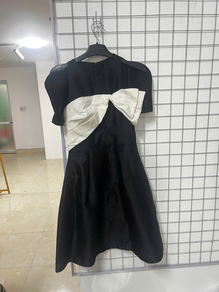 VÁY ĐEN NƠ TRẮNG