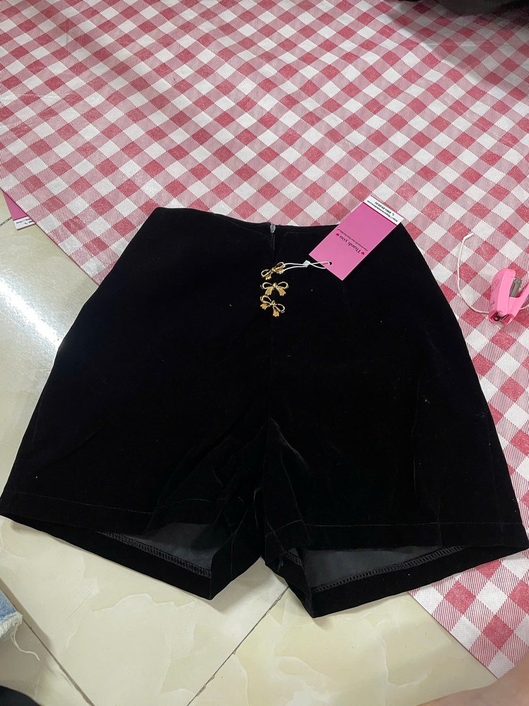 quần đùi nhung đen 