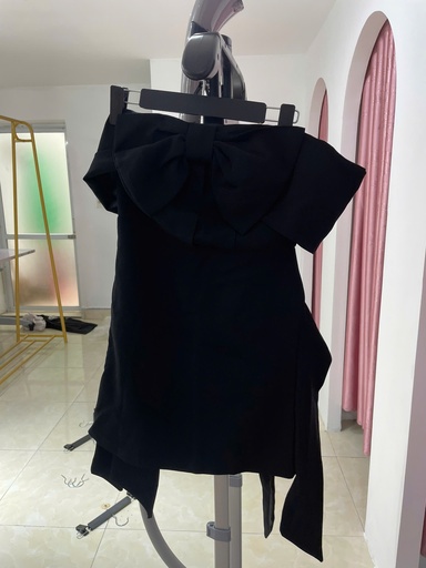 VÁY ĐEN NƠ TRỄ VAI