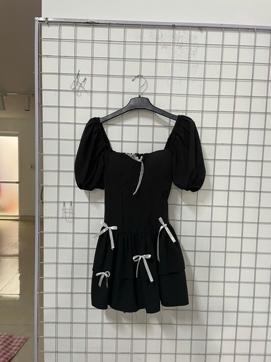 váy đen đính nơ trắng