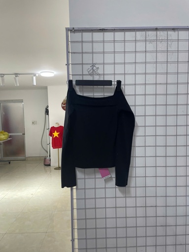 áo len tăm cổ vuông đen