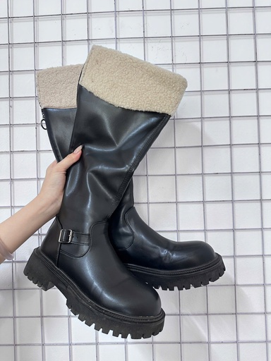 boot đen cổ trắng