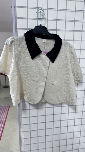 áo crt kem cổ đen