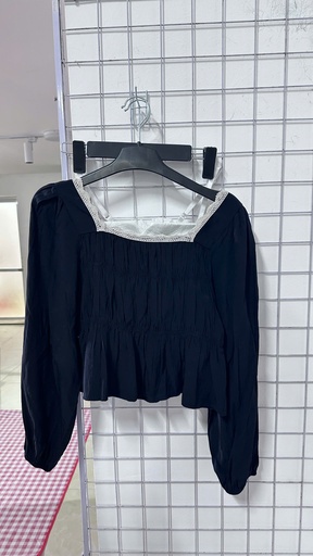 áo crt đen cổ kem