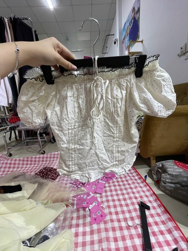 áo crt trễ vai kem chấm bi 