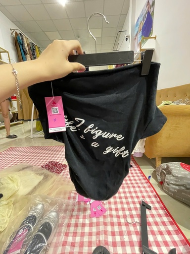 áo đen cộc tay trễ vai chữ 