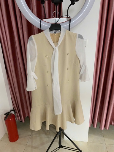 váy kem tay trắng