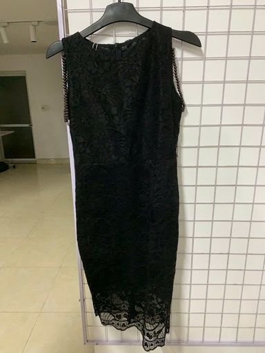 váy đen sát nách 