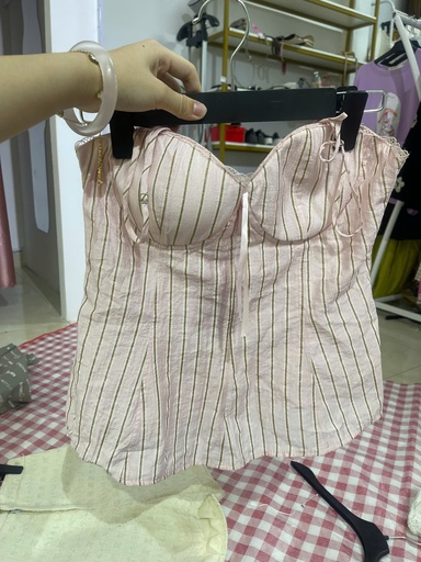 áo crt 2 dây hồng sọc vàng 