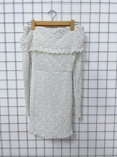 váy trễ vai ren trắng