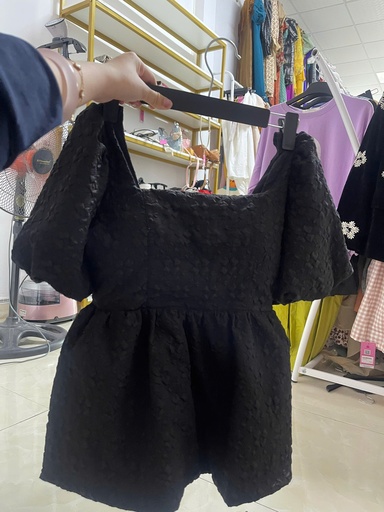 váy đen cổ vuông 