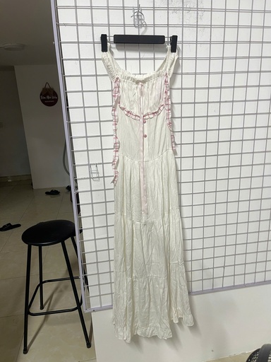 váy trễ vai trắng nơ hồng