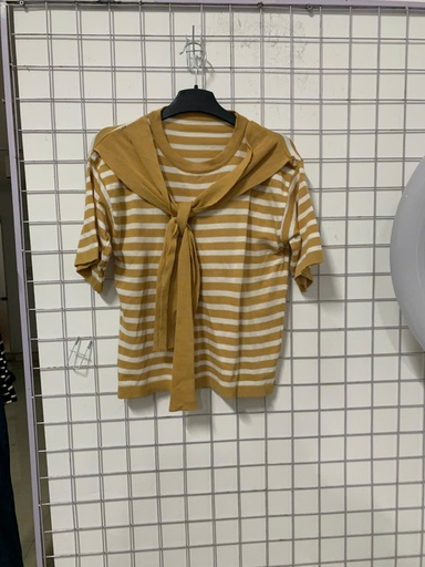 áo phông kẻ vàng