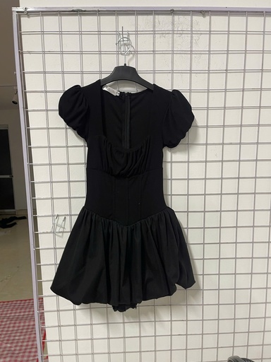 váy đen cổ vuông