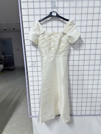 váy kem thêu lá cổ vuông