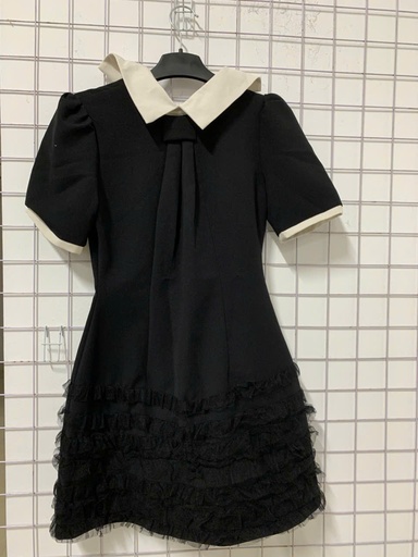 váy đen cổ trắng