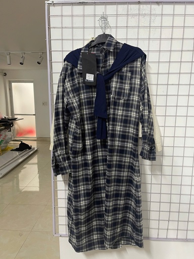 váy xanh than kẻ caro kèm khăn 