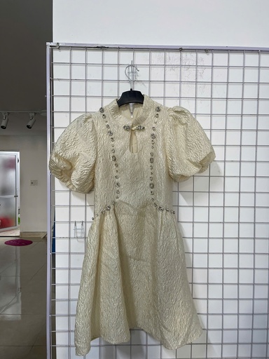 váy kem đính đá 