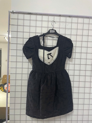 váy đen tay bồng cổ trắng