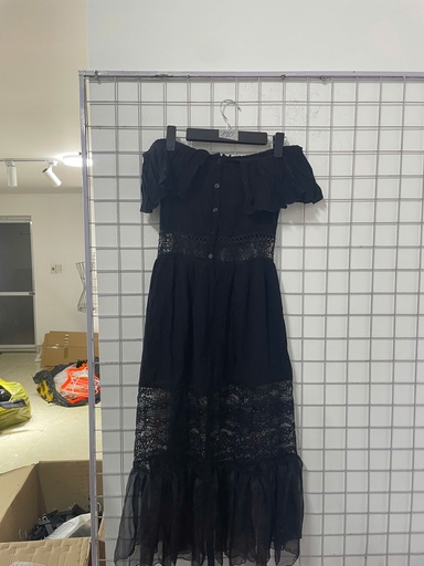 váy đen ren trễ vai