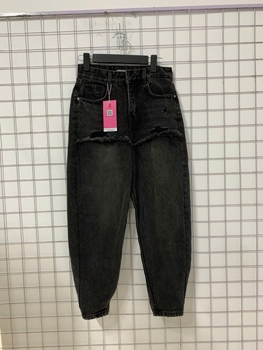 Quần bò đen rách đùi T.Linh