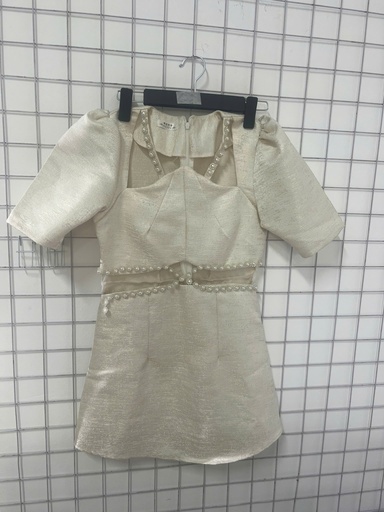 váy trắng khoét vai