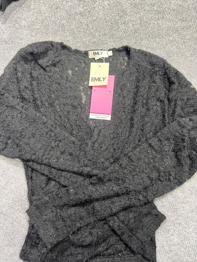 ÁO LEN ĐEN CỔ V THUY