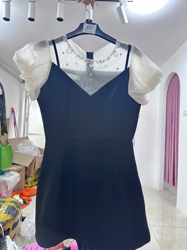 váy đen phối ngực da trắng