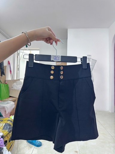 quần đùi đen cúc vàng